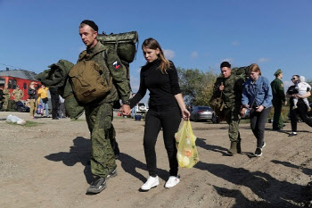 '동원령 파장' 한국 입항 요트에 러시아인 23명…2명만 입국