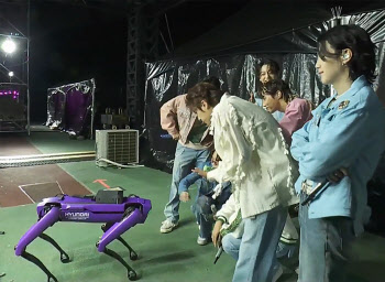 '로봇 개'가 BTS 부산 공연 무대 에스코트 도운 사연은?