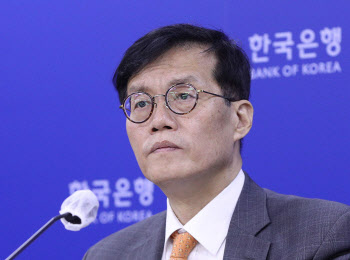 한은 총재 “최종금리 3.5% 이상 필요하다는 금통위원 있어”