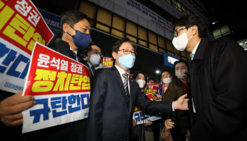 檢-野 8시간 대치 끝…민주연구원 압수수색 시도 8시간만에 철수(상보)