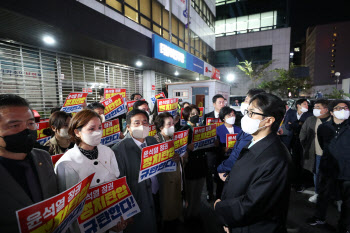 고민정 “당사는 민주당 심장” vs 김웅 “어쩐지 양심에 철판”