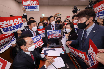 “보복수사” vs “죄짓지 말든지”…아수라장 된 반쪽짜리 대검 국감