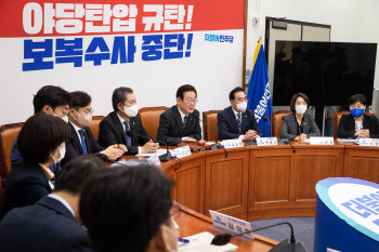 `李 측근` 김용 압수수색에 野 "야당 말살, 협치 포기"(종합)