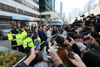 檢, 닷새 만에 민주당사 압색 재시도…"출근길 기습, 비정상"(종합)