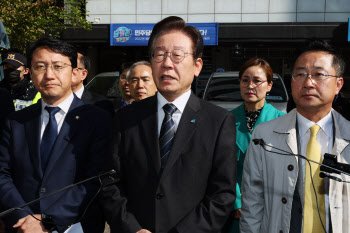 檢 `민주당사 압색` 재시도에 울먹인 이재명…"비통한 심정" (상보)