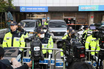 檢 "압수수색 대상, 민주당 아닌 김용 근무공간…변호인 기다리는중"