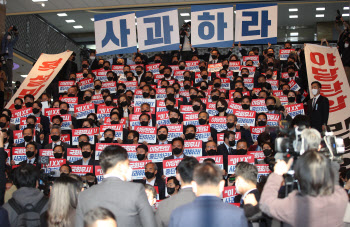 野, 헌정사 첫 대통령 시정연설 ‘불참’…장외투쟁 불붙은 국회