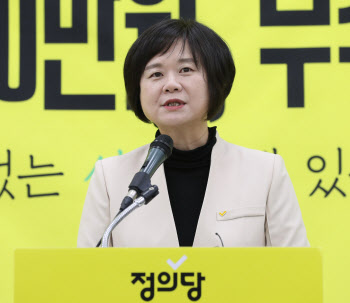 정의당 새 대표에 이정미…"尹, MB·朴 단점만 고른 최악의 정부"(종합)