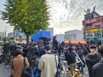 계속 늘어나는 사망자…핼러윈 이태원 압사 현장 '침통'