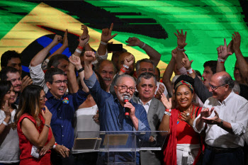 룰라, 브라질 첫 3선 대통령…남미 뒤덮은 핑크타이드