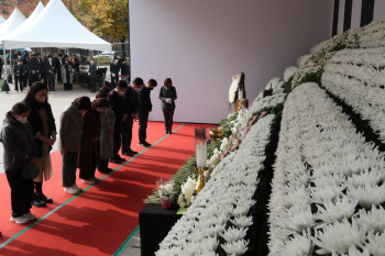 ‘이태원 참사’ 서울 합동분향소에 이틀간 4만명 넘게 찾아