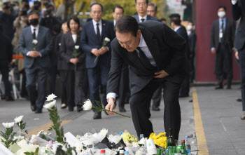 '이태원 참사' 유가족 손 잡은 尹 "뭐라고 위로의 말 드려야할지"