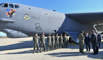 北 보란듯…한미 국방장관, 유사시 '융단폭격' B-52·B-1B 시찰(종합)