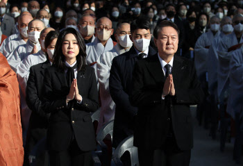 尹, 김건희 여사와 헌화 뒤 합장...'이태원 참사' 사과