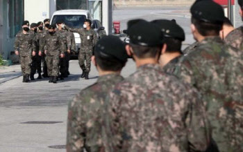 "이태원 참사에 묻힐까...폭발사고 병사들, 평생 휠체어 탈수도"