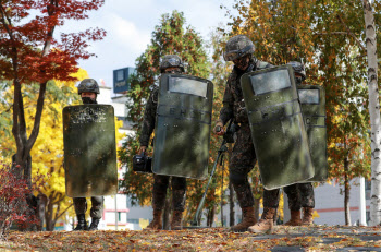 "軍폭발사고로 발 절단 위기…이태원 사고에 묻힐까 걱정"