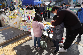 ‘이태원 참사’ 애도기간 끝…“일상 돌아가야 하는데, 자신 없어요”