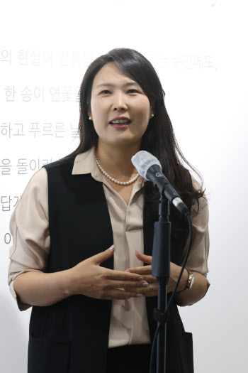 물가에 핀 연꽃이 전하는 위로…김초혜 초대전 '블루밍 투데이' 개막