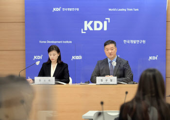 깊어지는 글로벌 경기침체에…KDI "내년 韓 경제성장률 1.8%"