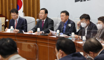 '명단 공개'에 분노한 주호영 "야만인이란 말조차 관대해"