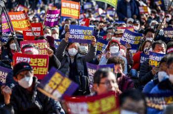 "밥한공기 쌀값 300원 보장하라", 농민단체 6천명 국회 앞 집회