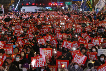 與 "정부 퇴진 시민단체 촛불집회 간 野, 선동꾼일 뿐"