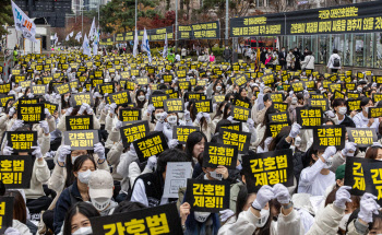 국회 앞에 모인 전국 간호사·간호대생들…"간호법 서둘러 제정하라"