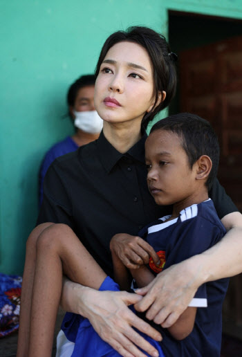 "김건희 여사 조명 사용해 촬영" 장경태 의원, 명예훼손 고발당해