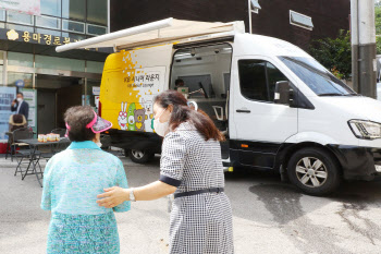 KB국민은행 “‘금융 소외’ 어르신 직접 찾아갑니다”