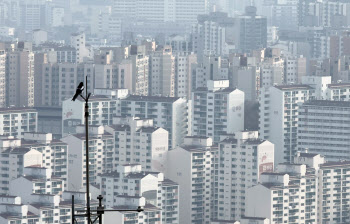 서울 아파트 1년째 팔자>사자..전세지수도 70선 무너져