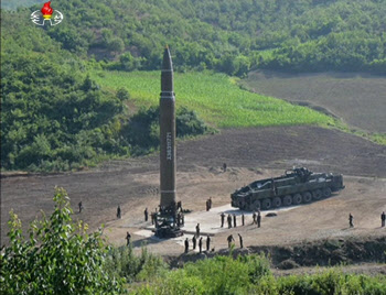 北, 사람 아닌 이동식발사차량 '영웅' 칭호…'ICBM 완성형' 강조