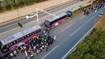 '일할 사람 없네'…폭스콘, 남은 직원에 480만원 보너스 지급