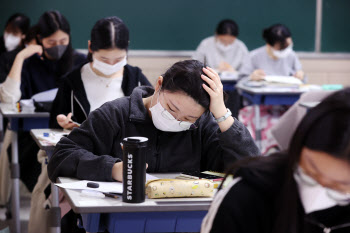 평가원, 수능 영어 판박이 논란 일축…“학원 시험과 다른 문제”