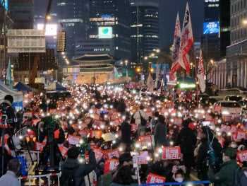 "김건희 특검" "이재명 감옥"…이번엔 시청 앞, 진보vs보수 맞불집회