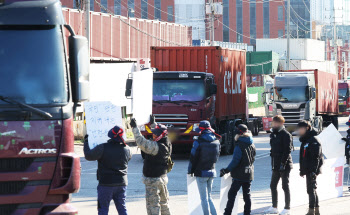 "화물연대 파업 북핵 위협과 같아" 尹 발언…민주노총 "북핵보다 위험한 생각"