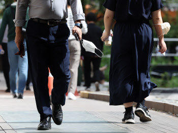 작년 직장인 평균연봉 4024만원…100만명은 '억대 연봉' 받아