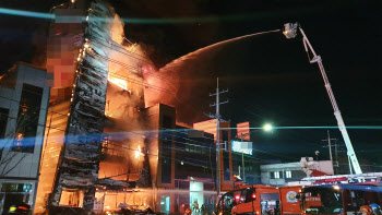 인천 석남동 인쇄공장에 큰불...10개 건물 연소