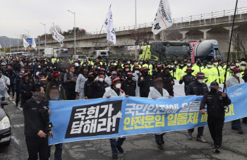 민주당, '안전운임제 3년 연장' 정부안 수용 "파업지속, 대승적 결단"