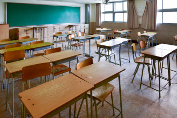 초2에 니킥·욕설 날린 40대 교사…法 "학생·부모에 배상하라"