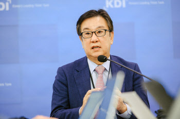 KDI 원장 "금융시장 내년 하반기 안정…법인세 인하, 투자에 긍정적"(종합)