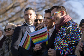 美 동성결혼 인정 법안 제정…바이든 "모두를 위한 평등"