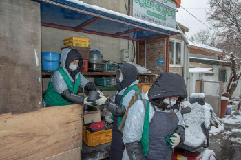리치앤코, 소외이웃 위한 '연탄 기부행사' 진행