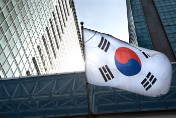 AMRO “한국 내년 1.9% 성장, 통화·재정 긴축 속도 신중”