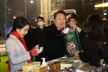 "尹, 이태원 참사 삼년상이라도?"...與, '49재 불참' 비판 맞받아