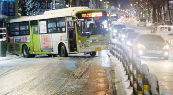 "어젠 후진국 시민"..버스 미끄러지는 빙판길에 분통