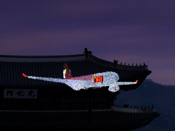티웨이항공, ‘2022 서울 빛초롱’ 참여…광화문에 항공기 조형물 설치
