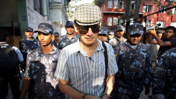 아시아 돌며 20여명 살해한 비키니 살인마 석방, 어디 가나