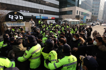 '노란봉투법' 요구…민주당사 진입한 민주노총 조합원 체포