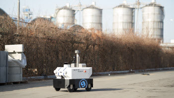 ‘사람없이’ 오가는 실외 주행로봇…속도내는 ‘로봇 규제개선’