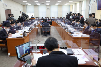 `이재명 수사책임자` 반부패부장 증인불참에 野 "나와야" vs 與 "협박하나"